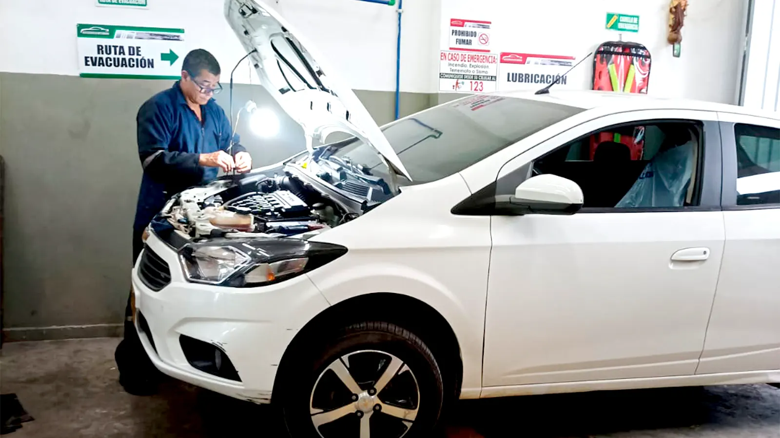 Img-taller-de-mecanica-automotriz-medellin-BannerHome-2026-Fondo